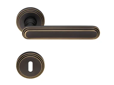 CHIC - Brass door handle on rose _ LINEA CALI'